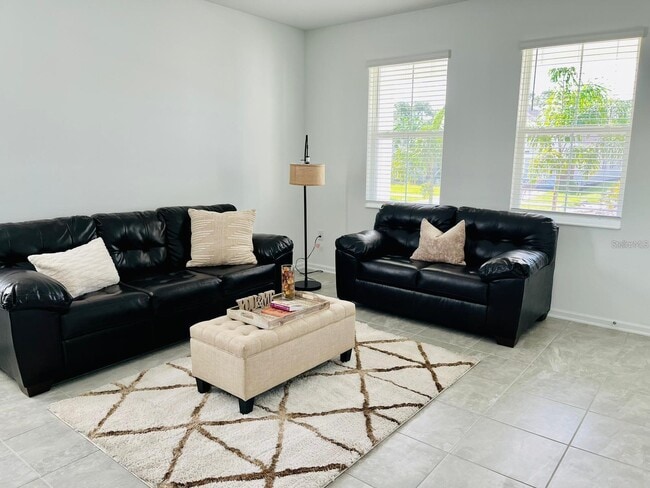 Building Photo - 6319 Lakepine St