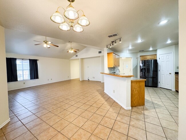 Building Photo - 123 La Paloma Dr