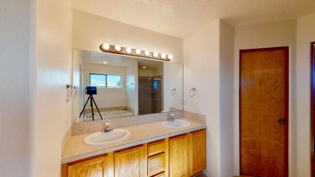 Building Photo - 3 bedroom 2.5 bathroom southwest Albuquerque