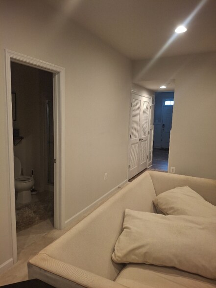 Building Photo - 307 Spring Bank Way