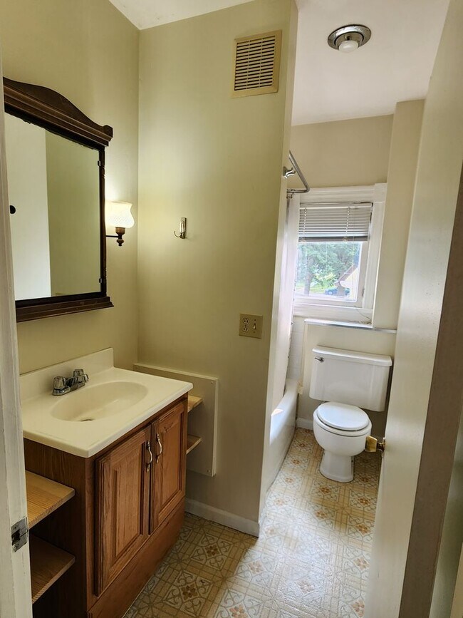 Building Photo - 14 S 3rd St E