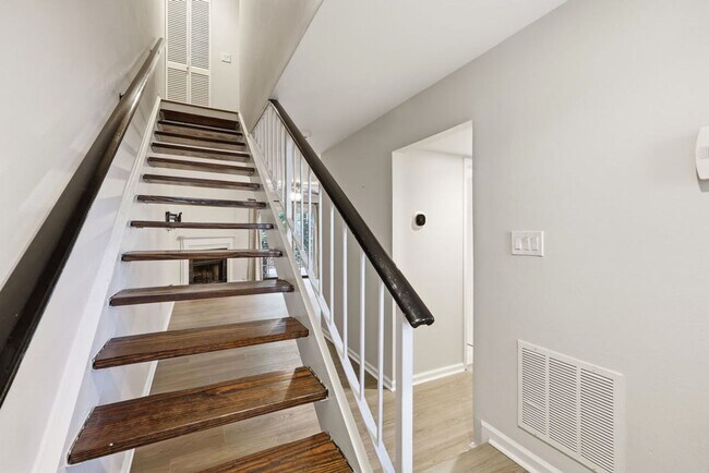 Building Photo - Modern 3BD, 2.5BA North Raleigh Townhome with Upgrades in a Prime Location Near Top Shopping, Din...