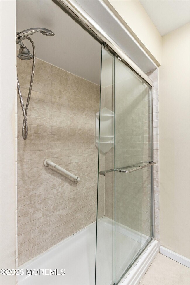 Building Photo - 606 Bay Ave