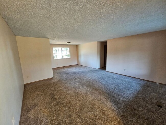 Building Photo - Roomy Ranch in Gladstone