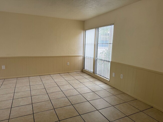 Building Photo - * MOVE IN SPECIAL * 1/2 OFF 2ND MONTH'S RENT!! Spacious 1,226 SF Unit - 2 bd / 2 ba near UF - Bra...