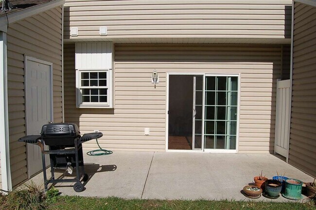 Building Photo - Liberty Square Townhouse with Upgrades!