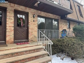 Building Photo - 252 Collignon Way