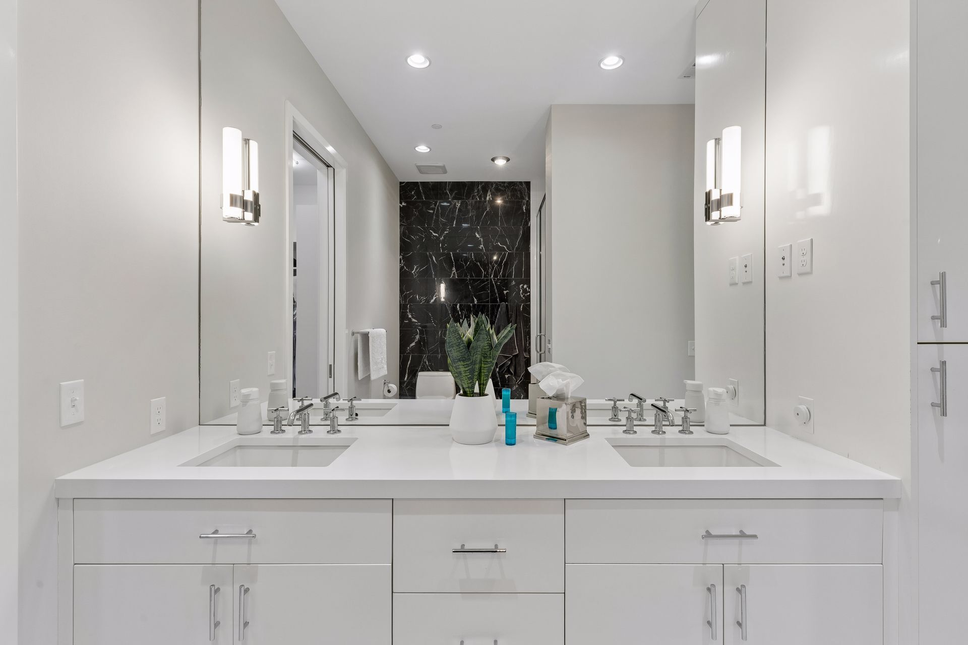 Dual sink areas and plenty of cabinets - 935 Lake St E