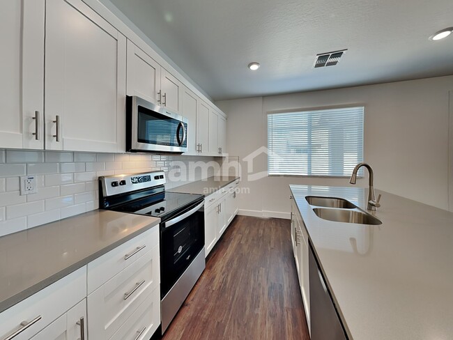Building Photo - 17154 W Golden Ln