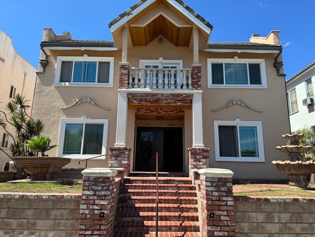 Building Photo - 801 N Ridgewood Pl