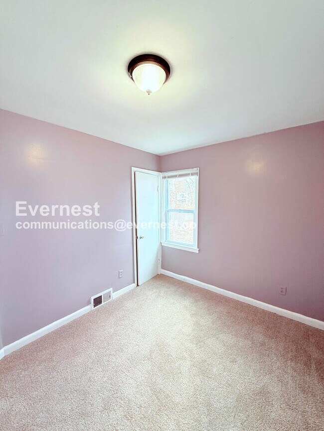 Building Photo - 3 Bed/1 Bath Home with Detached Garage / Vouchers Accepted / Available Now!