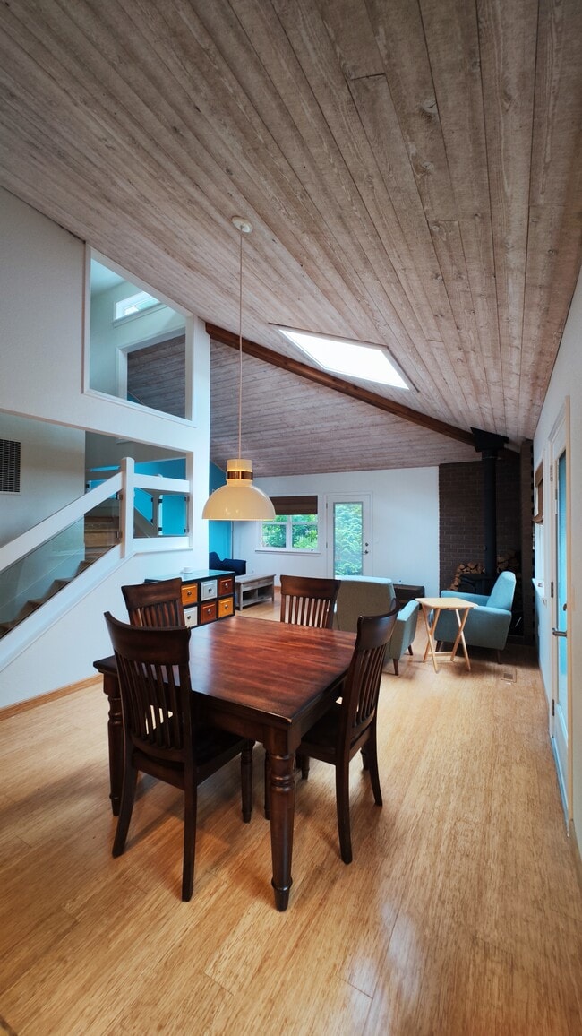 Building Photo - 679 N Larch