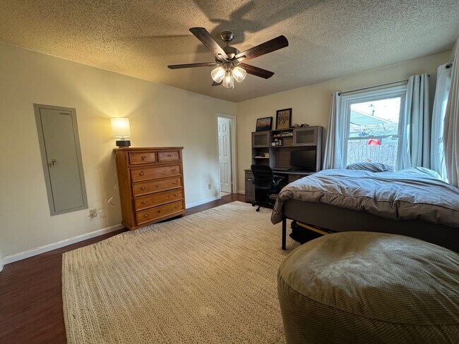 Building Photo - Well Maintained Single-Family Home in FC School District