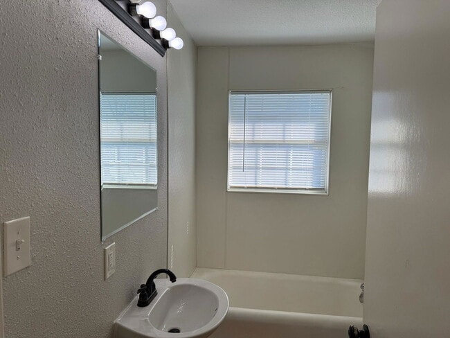 Building Photo - 1802 N Wilhite St