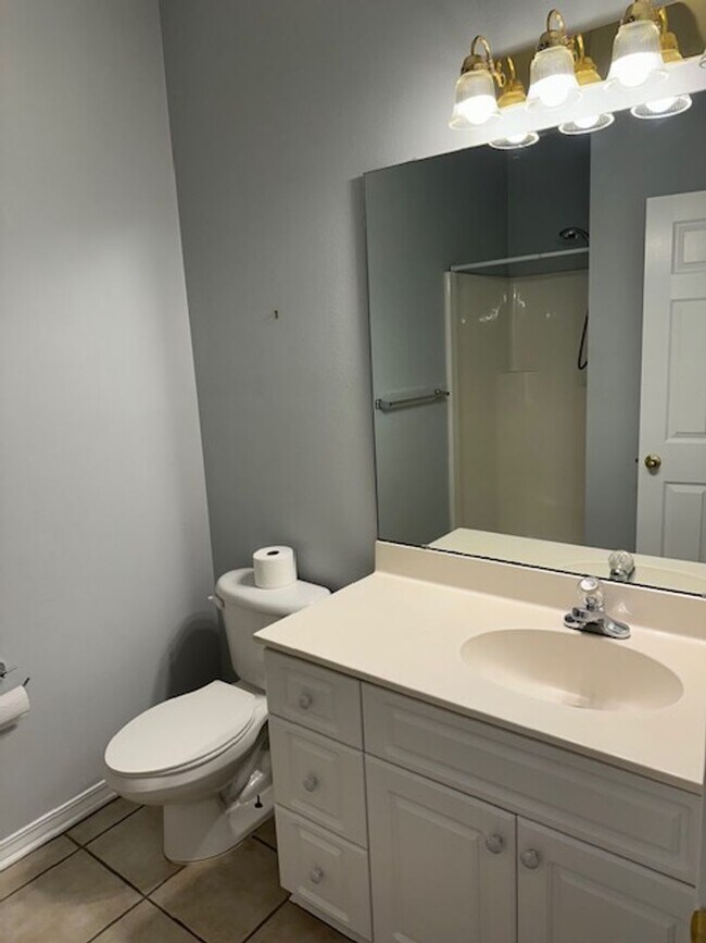 Building Photo - Charming First Floor Condo