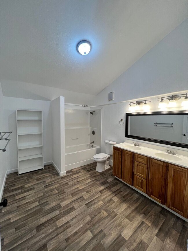 Building Photo - Beautiful Large Modern Shome located betwe...