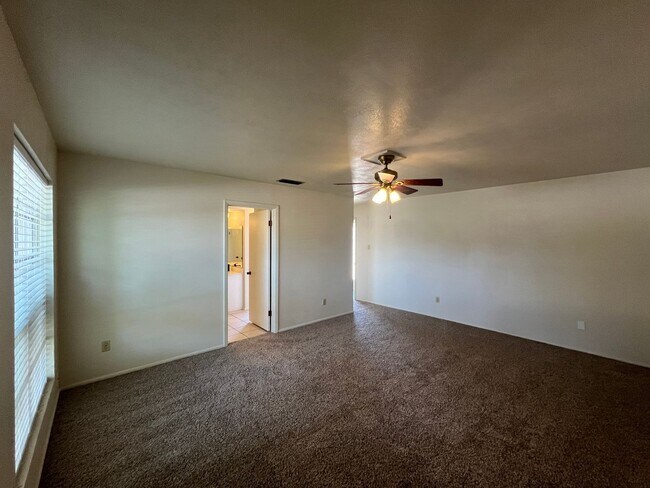 Building Photo - SPACIOUS SOUTHSIDE DUPLEX!