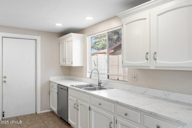 Building Photo - 1525 W El Alba Way