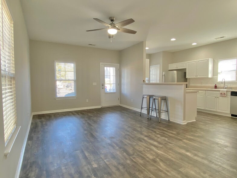 Building Photo - 842 Kiawah Ln