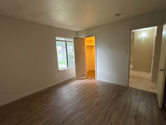 Building Photo - CHARMING 3 BEDROOM 2 BATHROOM SINGLE-STORY IN STOCKTON!