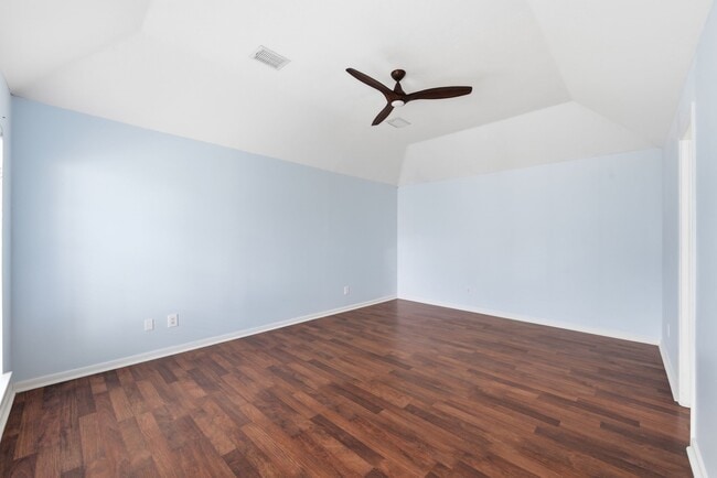 Building Photo - 1813 Oakwood Dr E