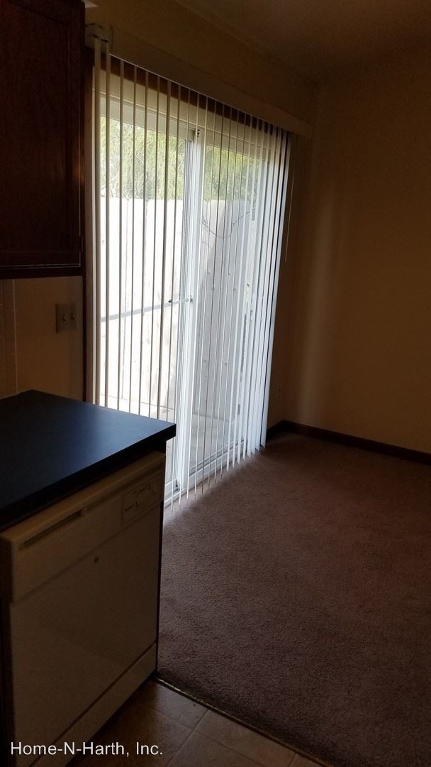 Building Photo - 3266-3268 N Longfellow Ct