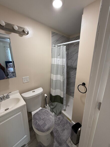 Ensuite Bathroom - 72 Seymour Ave