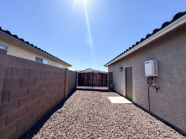 Building Photo - "Spacious 4-Bedroom, 2.5-Bathroom Home in Mesa del Sol!"