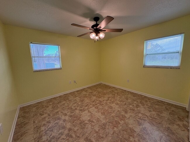 Building Photo - For Rent: 4-Bedroom Home in Lakeland