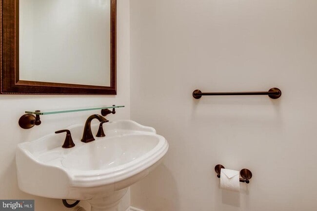 Building Photo - 513 S Regester St