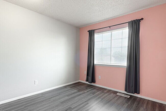 Building Photo - Clean, Bright 3 Bedroom with large yard an...