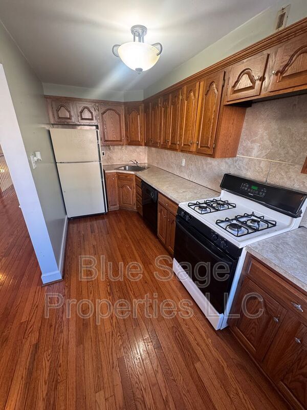 Building Photo - 227 Pine St