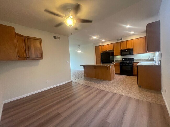Building Photo - Tri-level 3 bedroom 3.5 bathroom townhouse...