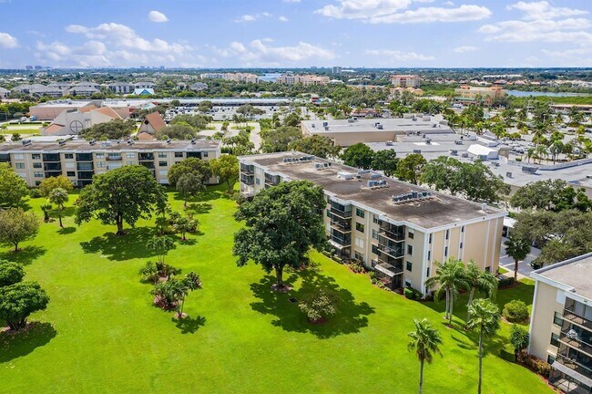 Building Photo - 300 N Hwy A1A