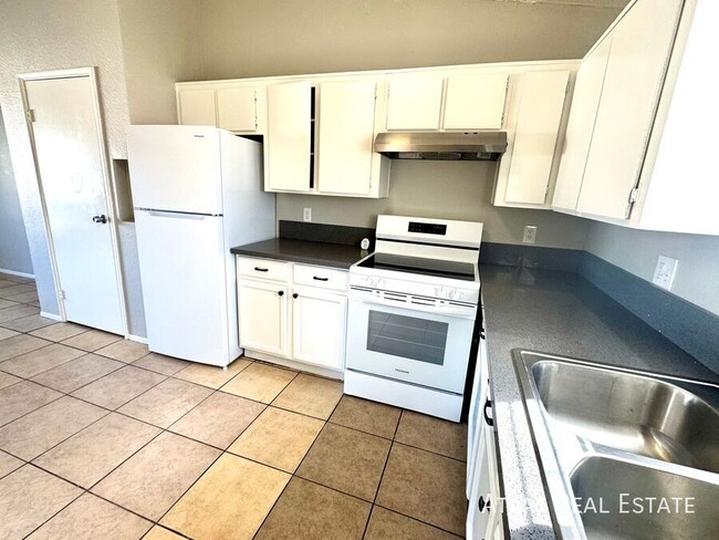 Building Photo - ONE MONTH FREE! Available! 2 bed/ 1 bath A...