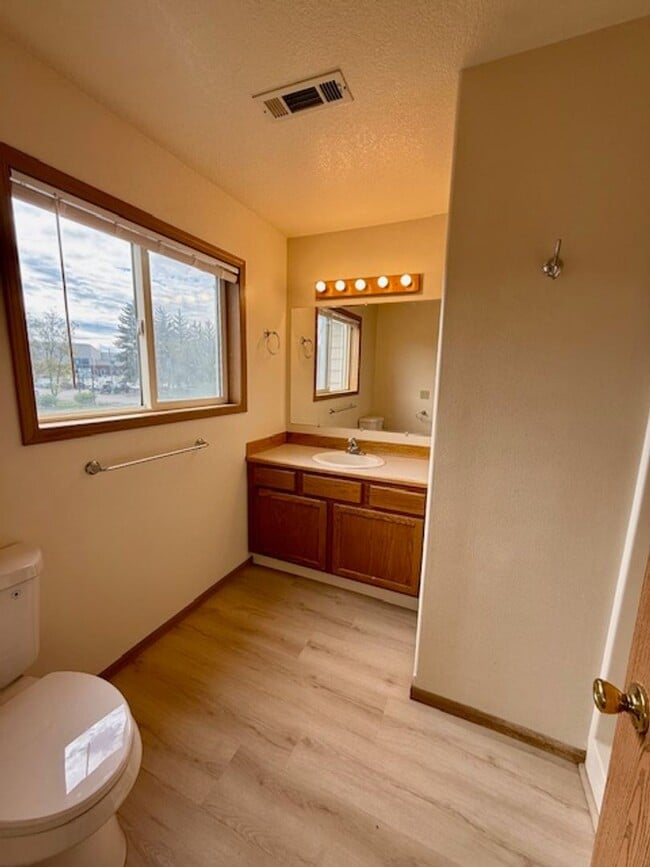 Building Photo - Charming 3 Bed, 1.5 Bath Unit in the Heart...