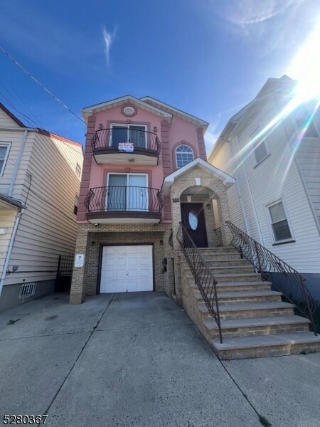 Primary Photo - 241 Fulton St
