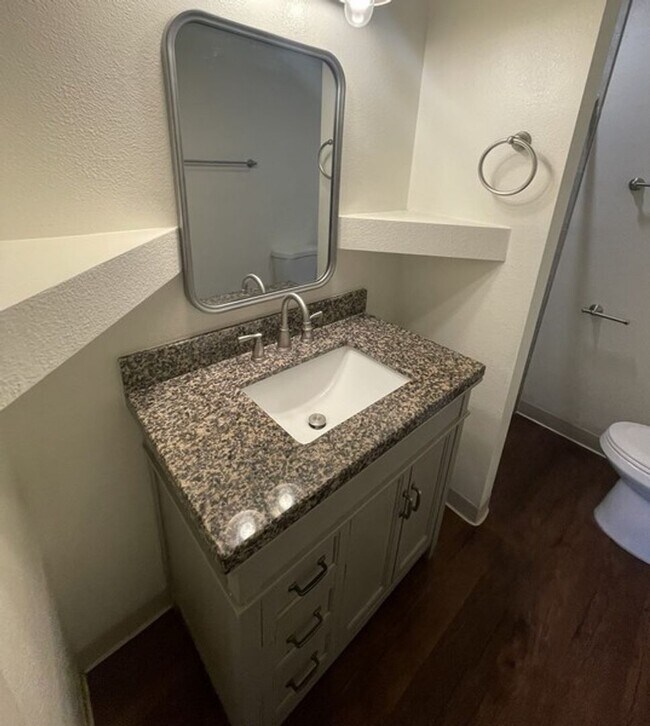 Building Photo - Gorgeous 3 bedroom / 2 bath & 1 car garage