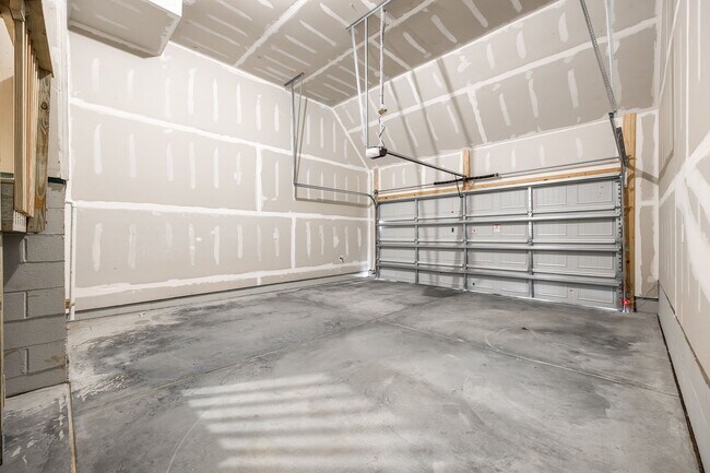 Building Photo - Beautiful 3-bedroom, 3.5 bath townhome in ...