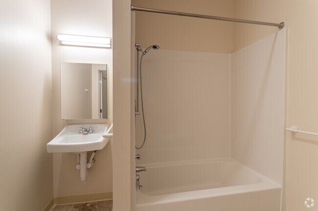 1BR, 1BA - Deering Place Apartments