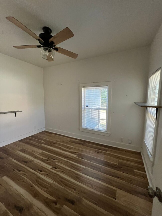 Building Photo - 1/1 Duplex Waco