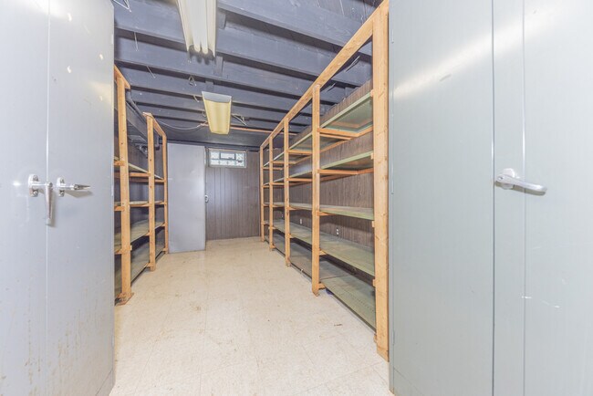 Building Photo - 909 E Ann St