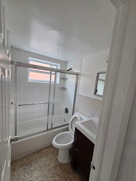 bathroom - 843 SW 3rd St