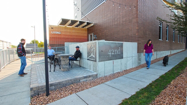 Building Photo - 4000 Gardenview Dr