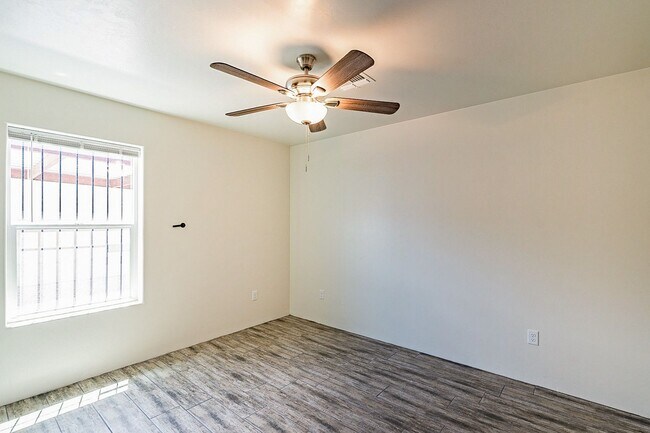 Building Photo - 615 S Santa Rita Ave