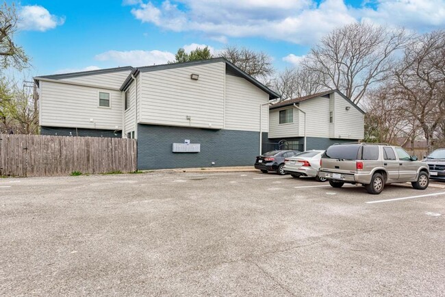 Building Photo - 2/2.5 Townhome in Desirable North Austin