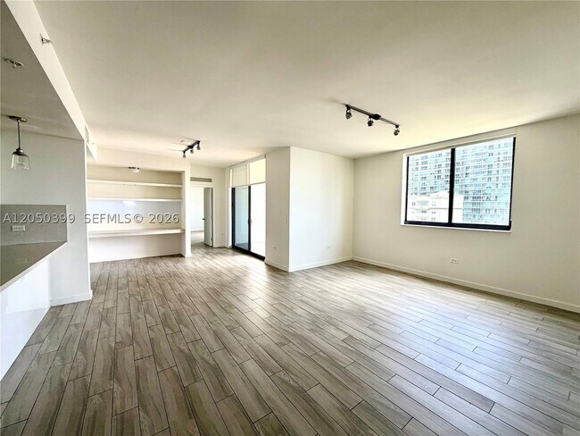 Building Photo - 999 SW 1st Ave