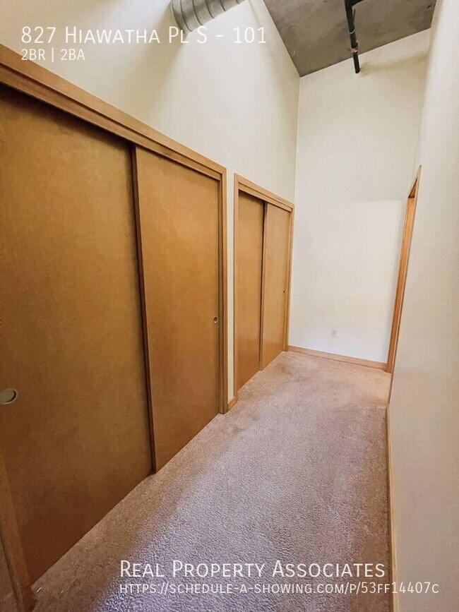 Building Photo - 827 Hiawatha Pl S