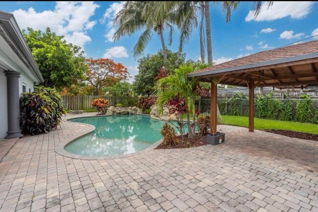 Building Photo - 603 SE 7th Ave