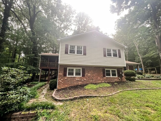 Building Photo - Remarkable Home With Spacious Deck And Detached Parking In A Quiet Cul De Sac In Woodbine Woods